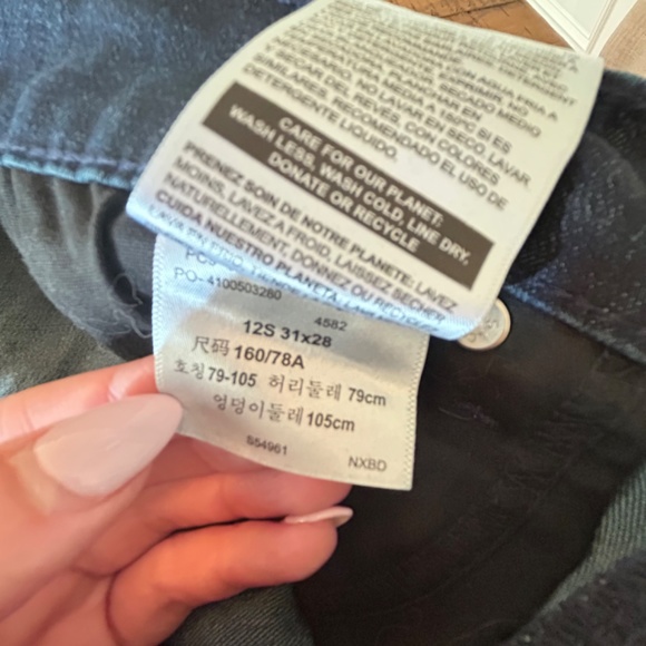 Mid Rise Levi’s - Picture 4 of 5